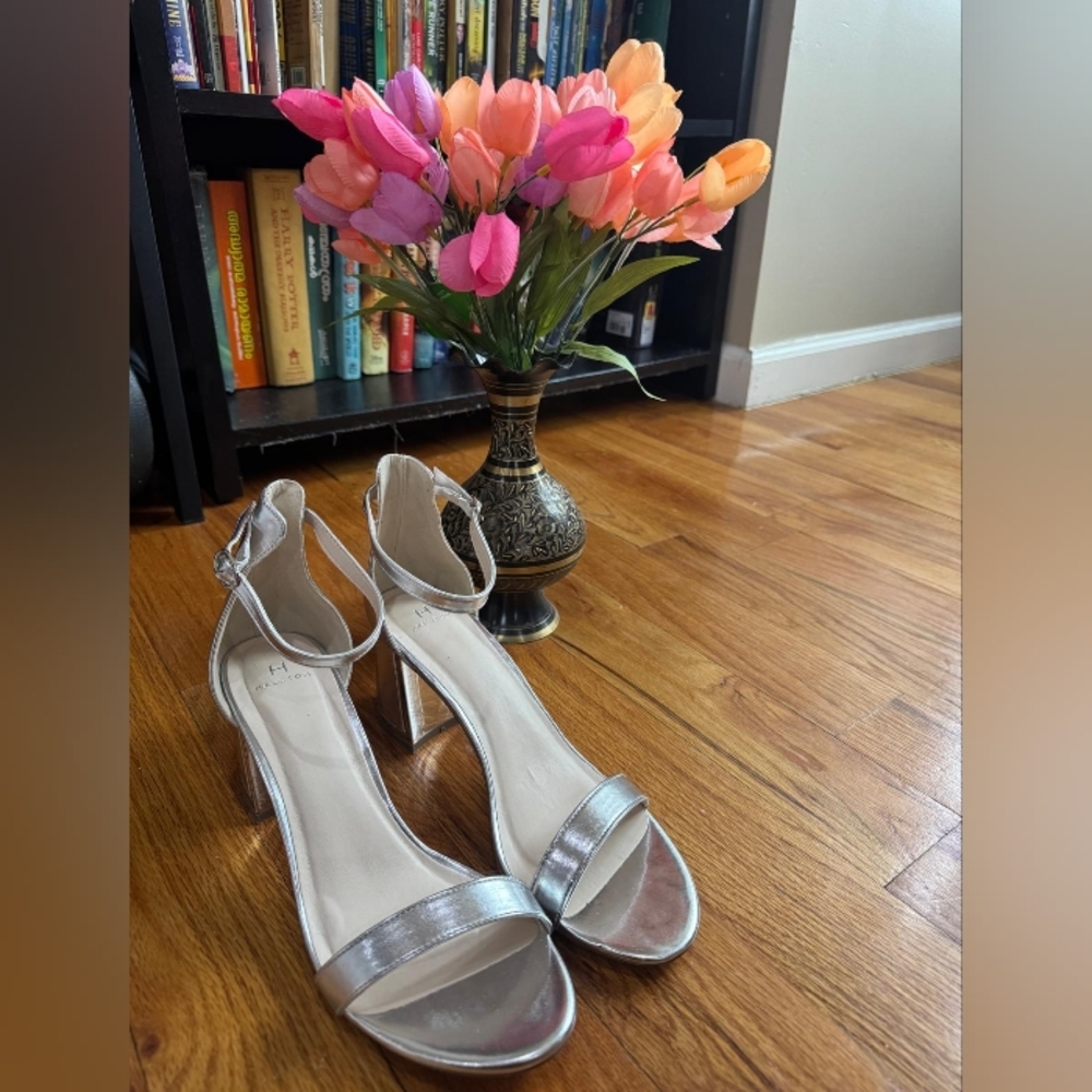 H HALSTON Womens Ankle Strap Block Heel Dress Sandals Silver Size 11 NWOT